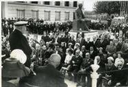 Fotografia de Américo Tomás em frente ao tribunal de Santa Comba Dão, presidindo à cerimónia de inauguração da estátua de Oliveira Salazar, autoria de Leopoldo de Almeida