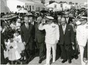 Fotografia de Américo Tomás, acompanhado por Alfredo Rodrigues dos Santos Júnior, por ocasião da visita oficial efetuada ao Algarve, de 10 a 14 de julho de 1965