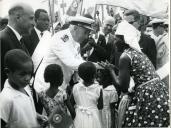 Fotografia de Américo Tomás, acompanhado por António Augusto Peixoto Correia, cumprimentando uma senhora na Ilha do Príncipe, por ocasião da visita oficial efetuada a São Tomé e Príncipe