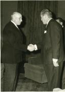 Fotografia de Américo Tomás com o Ministro do Interior da Argentina no Palácio de Belém