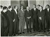 Fotografia de Américo Tomás no Palácio de Belém recebendo os dirigentes do clube de futebol Os Belenenses