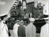 Fotografia de Américo Tomás, acompanhado por José Augusto da Costa Almeida e por António Augusto Peixoto Correia, junto a uma embarcação da Marinha, por ocasião da visita de estado efetuada a Moçambique