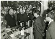 Fotografia de Américo Tomás, acompanhado por José João Gonçalves de Proença, por ocasião da abertura da Feira do Livro de Lisboa