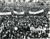 Fotografia da população de Quelimane durante a visita de estado efetuada por de Américo Tomás a Moçambique