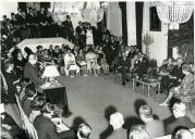 Fotografia de Américo Tomás acompanhado por Gertrudes Rodrigues Tomás e por Maria Natália Rodrigues Tomás no Secretariado Nacional de Informação, assistindo à cerimónia de entrega de prémios literários