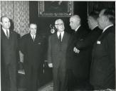 Fotografia de Américo Tomás no Palácio Nacional de Belém, acompanhado por José João Gonçalves de Proença, recebendo em audiência os presidentes das corporações cessantes