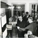 Fotografia de Américo Tomás em Sacavém, acompanhado por José João Gonçalves de Proença, Inocêncio Galvão Teles e por César Moreira Batista, por ocasião da inauguração do Bairro da SACOR