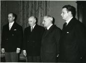 Fotografia de Américo Tomás, acompanhado por António de Oliveira Salazar, no Palácio de Belém, presidindo à cerimónia de tomada de posse de novos subsecretários de estado da indústria e subsecretário de estado do tesouro