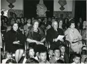 Fotografia de Américo Tomás acompanhado por Gertrudes Rodrigues Tomás na festa de Natal no Palácio de Belém