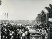 Fotografia do Presidente da República Américo Tomás seguindo em cortejo automóvel na cidade da Beira, por ocasião da visita de estado efetuada a Moçambique