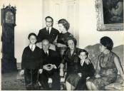 Fotografia de Américo Tomás e Gertrudes Tomás, com as filhas e os netos