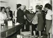 Fotografia de Américo Tomás, acompanhado por Gertrudes Rodrigues Tomás, rodeados por várias costureiras
