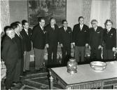 Fotografia de Américo Tomás no Palácio de Belém, recebendo em audiência a nova direção da Sociedade de Geografia de Lisboa