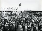 Fotografia de Américo Tomás no interior de um automóvel descapotável sendo saudado pela população no regresso da visita de estado a Moçambique, São Tomé e Príncipe e com passagem em Angola, no Terreiro do Paço, em Lisboa
