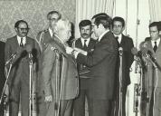 Fotografia de Ramalho Eanes com Jorge Amado