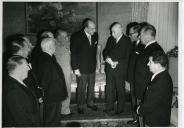 Fotografia de Américo Tomás no Palácio de Belém, recebendo em audiência uma comissão de Leiria