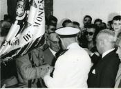Fotografia de Américo Tomás cumprimentando a população durante a visita a Monção