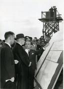 Fotografia de Américo Tomás, acompanhado por Eduardo de Arantes e Oliveira, Lançado em 1957, visitando as obras para o Plano de Rega do Alentejo