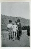 Fotografia de familiares de Américo Tomás durante um passeio à Ericeira