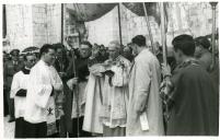 Fotografia do início da procissão, à saída do Mosteiro de Santa Maria de Belém (Mosteiro dos Jerónimos), realizada por ocasião da cerimónia da missa e bênção dos navios bacalhoeiros