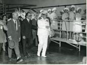 Fotografia de Américo Tomás, acompanhado por José Augusto da Costa Almeida, António Augusto Peixoto Correia e por César Moreira Batista, numa numa quinta agrícola e pecuária na província do Limpopo, por ocasião da visita de estado efetuada a Moçambique