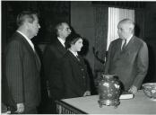 Fotografia de Américo Tomás no Palácio Nacional de Belém, recebendo em audiência Regina dos Anjos e diversos representantes do Rádio Clube Português