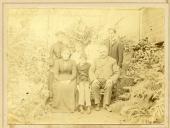 Fotografia de Américo Tomás (de pé, segundo a contar da esquerda), com os pais António Rodrigues Tomás e Maria da Assunção Marques, e dos seus irmãos Maria Isabel, Adelina, Bernardo e António (sentado)