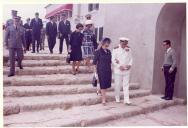 Fotografia de Américo Tomás, acompanhado pela esposa Gertrudes Rodrigues Tomás no Forte de São Filipe em Setúbal, por ocasião das comemorações do II Centenário do nascimento do poeta Bocage