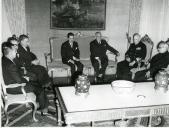 Fotografia de Américo Tomás no Palácio Nacional de Belém, recebendo em audiência a comissão organizadora das comemorações do 8.º Centenário da Reconquista Cristã da Cidade de Évora
