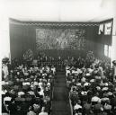 Fotografia de Américo Tomás em Matosinhos, discursando durante a inauguração do Bairro da Sociedade Anónima de Combustíveis e Óleos Refinados