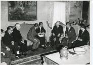 Fotografia de Américo Tomás no Palácio de Belém, recebendo em audiência uma comissão de Cascais