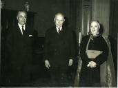 Fotografia de Américo Tomás no Palácio Nacional de Belém, recebendo em audiência Monsenhor Rocca, mestre de Câmara do Papa Paulo VI
