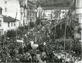 Fotografia de Américo Tomás durante o cortejo automóvel, por ocasião da visita oficial efetuada ao distrito da Guarda