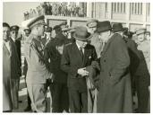 Fotografia de Américo Tomás, acompanhado por diversos membros do Governo, no Aeroporto da Portela, em Lisboa, assistindo à partida de Dwight D. Eisenhower após a sua participação numa reunião da Organização do Tratado do Atlântico Norte (OTAN-NATO)