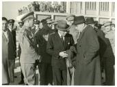 Fotografia de Américo Tomás, acompanhado por diversos membros do Governo, no Aeroporto da Portela, em Lisboa, assistindo à partida de Dwight D. Eisenhower após a sua participação numa reunião da Organização do Tratado do Atlântico Norte (OTAN-NATO)