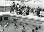 Fotografia de Américo Tomás, acompanhado por César Moreira Batista, a bordo do paquete Príncipe Perfeito, por ocasião da visita de estado realizada a Moçambique