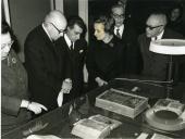 Fotografia de Américo Tomás, acompanhado por Inocêncio Galvão Teles, na Torre do Tombo, visitando uma exposição de manuscritos antigos e iluminuras
