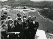 Fotografia Américo Tomás, acompanhado por Eduardo de Arantes e Oliveira, presidindo à inauguração do início das obras da barragem do Roxo