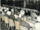 Fotografia de Américo Tomás, acompanhado por Gertrudes Rodrigues Tomás e por António Augusto Peixoto Correia, almoçando no terraço do Hotel Polana em Lourenço Marques, por ocasião da visita de estado efetuada a Moçambique