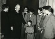 Fotografia de Américo Tomás com o Padre Fatela e os rapazes da Casa do Gaiato de Beja no Palácio de Belém