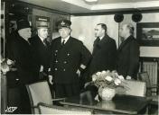 Fotografia de Américo Tomás ao lado de Óscar Carmona por ocasião duma sessão solene a bordo do navio-motor "Rovuma" da Companhia Nacional de Navegação (C.N.N.)