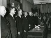 Fotografia de Américo Tomás, acompanhado por Quintanilha e Mendonça Dias e por Eduardo de Arantes e Oliveira, no Instituto Superior dos Pupilos do Exército, presidindo à sessão solene de abertura do novo ano letivo