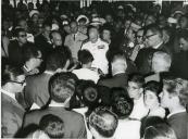 Fotografia de Américo Tomás, acompanhado por Gertrudes Rodrigues Tomás, José Augusto da Costa Almeida e por António Augusto Peixoto Correia, no Instituto Mouzinho de Albuquerque em Namaacha, por ocasião da visita de estado efetuada a Moçambique