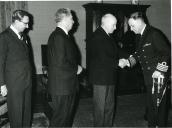 Fotografia de Américo Tomás no Palácio de Belém, recebendo em audiência o comandante do navio-escola brasileiro Custódio de Melo