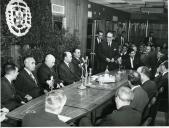 Fotografia de Américo Tomás, acompanhado por José João Gonçalves de Proença, presidindo à sessão solene da inauguração da 1.ª Caixa Regional de Previdência