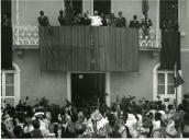 Fotografia de Américo Tomás, acompanhado por António Augusto Peixoto Correia, cumprimentando a população da varanda da câmara municipal da Ilha do Príncipe, por ocasião da visita oficial efetuada a São Tomé e Príncipe