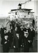 Fotografia de Américo Tomás no arsenal do Alfeite visitando o navio-tanque "Gerês"