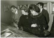 Fotografia de Maria Madalena Rodrigues Tomás e de Maria Natália Rodrigues Tomás visitando o 2.º Salão de Antiguidades, em Lisboa