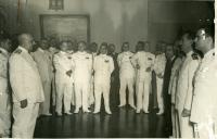 Fotografia de diversos membros da oficialidade portuguesa e brasileira assistindo ao discurso de José Santos de Saldanha da Gama por ocasião da visita oficial de Américo Tomás ao Centro de Instrução Almirante Wandenkolk (C.I.A.W.)