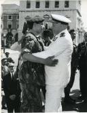 Fotografia do Américo Tomás condecorando um militar durante as cerimónias do Dia de Portugal, de Camões e das Comunidades Portuguesas no Terreiro do Paço, em Lisboa